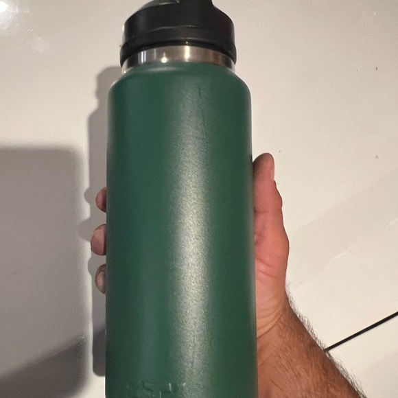 Yeti Large Water bottle - Picture 8 of 11